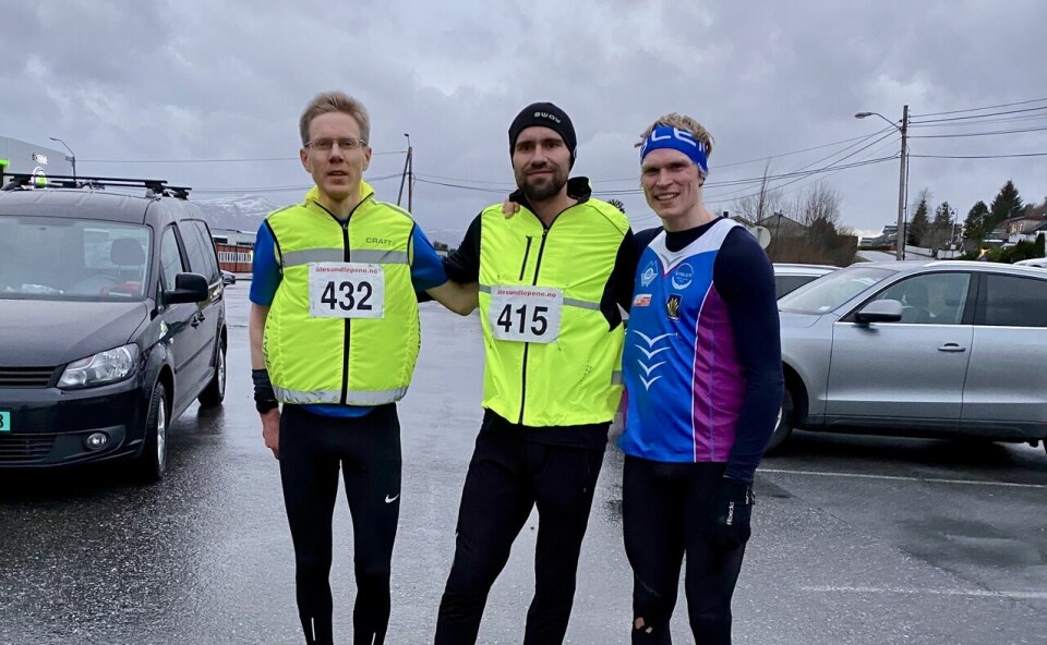 De tre beste herrene på 10 km. Fra venstre, Per Myren (3), Aron Dyb (vinner) og Asgeir Bakken Rognstad (2). Foto: Helge Fuglseth De tre beste herrene på 10 km. Fra venstre, Per Myren (3), Aron Dyb (vinner) og Asgeir Bakken Rognstad (2). Foto: Helge Fuglseth