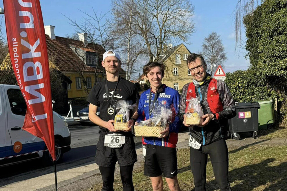 Svein-Erik Bakke (t.h.) tok en sterk tredjeplass i Roskilde Fjord Rundt. Alfons Enell i midten vant, mens Oliver Jensen tok tredjeplass. (Foto: Privat) Svein-Erik Bakke (t.h.) tok en sterk tredjeplass i Roskilde Fjord Rundt. Alfons Enell i midten vant, mens Oliver Jensen tok tredjeplass. (Foto: Privat)