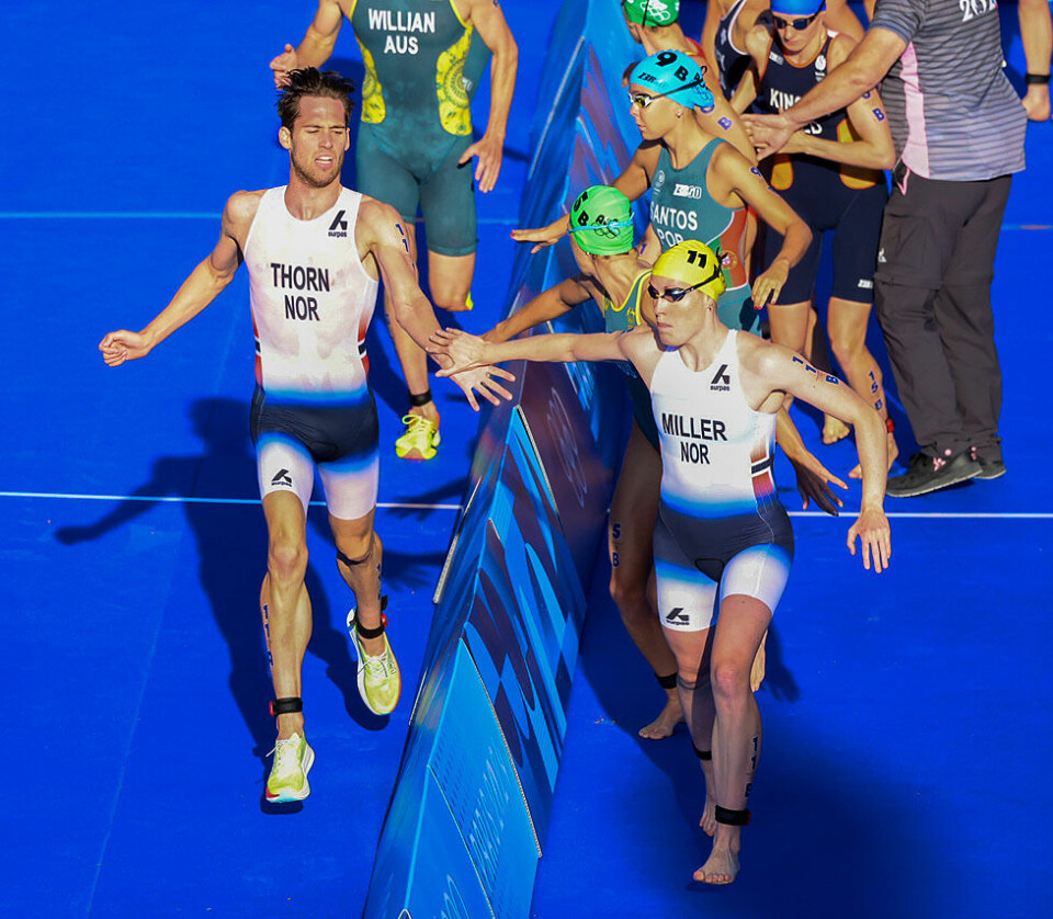 Målbilde avgjorde medaljefordelingen på mix-stafetten i triatlon i OL Vetle Bergsvik Thorn veksler til Lotte Miller.jpg