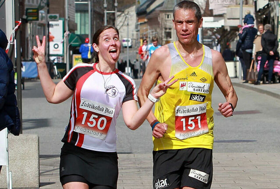 Oftest er det Kondispresident Tim Bennett som lager ablegøyer, men her er det Silja S. Amundsen i bladredaksjonen og kondis.no-reporter på løp og skirenn i Osloområdet som lar mannen være alvorlig og sjøl tar fram grimasene. Foto: Kjell Vigestad Oftest er det Kondispresident Tim Bennett som lager ablegøyer, men her er det Silja S. Amundsen i bladredaksjonen og kondis.no-reporter på løp og skirenn i Osloområdet som lar mannen være alvorlig og sjøl tar fram grimasene. Foto: Kjell Vigestad