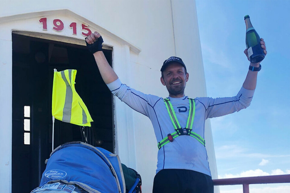 Etter i ha lagt tilbake 63 km i snitt per dag i 41 dager var Ondrej Jarusek framme ved fyret på Lindesnes. (Foto: privat) Etter i ha lagt tilbake 63 km i snitt per dag i 41 dager var Ondrej Jarusek framme ved fyret på Lindesnes. (Foto: privat)