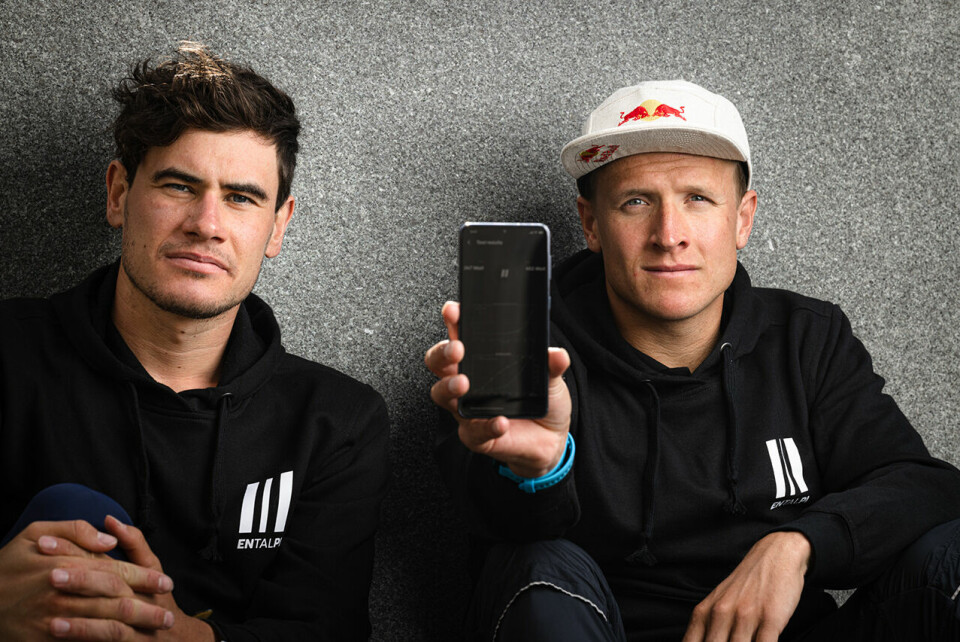 Gustav Iden og Kristian Blummenfelt med en betaversjon av Entalpi-appen. (Foto: Håkon Hetland) Gustav Iden og Kristian Blummenfelt med en betaversjon av Entalpi-appen. (Foto: Håkon Hetland)