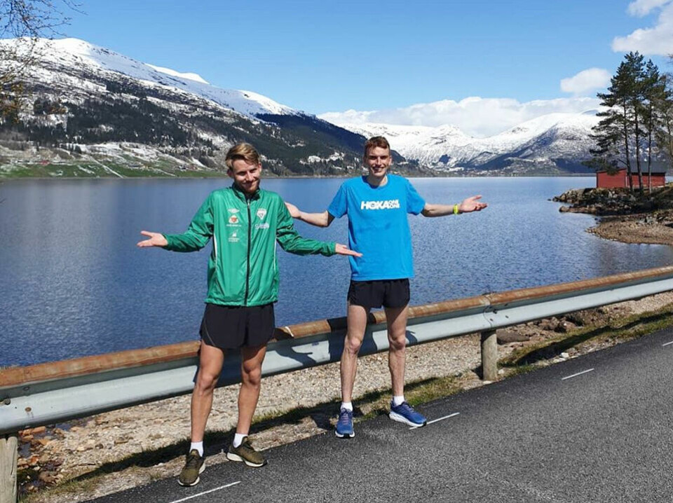 Eivind Øygard (til venstre) og Marius Vedvik var godt nøgde med 10 km-testen langs det vakre Jølstravatnet. (Foto: Matias Førde) Eivind Øygard (til venstre) og Marius Vedvik var godt nøgde med 10 km-testen langs det vakre Jølstravatnet. (Foto: Matias Førde)
