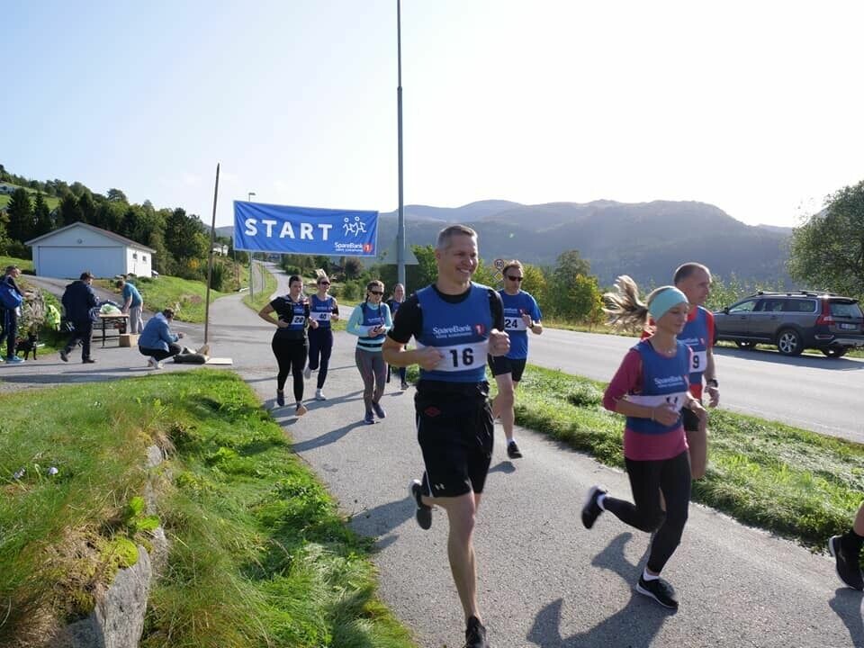 Starten har gått for første utgave av Rotevatnet Halvmaraton. En av inititativtakerene i Volda i Vinden IL, Mads Egseth Melbø. Foto: Pontus William Ek Egelandsdal/Nærnett.no Starten har gått for første utgave av Rotevatnet Halvmaraton. En av inititativtakerene i Volda i Vinden IL, Mads Egseth Melbø. Foto: Pontus William Ek Egelandsdal/Nærnett.no