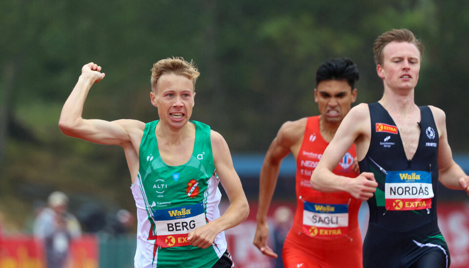 Håkon Moe Berg spurtslår her Narve Gilje Nordås i årets NM på 1500 meter. Begge blir å finne på startstreken i VM.