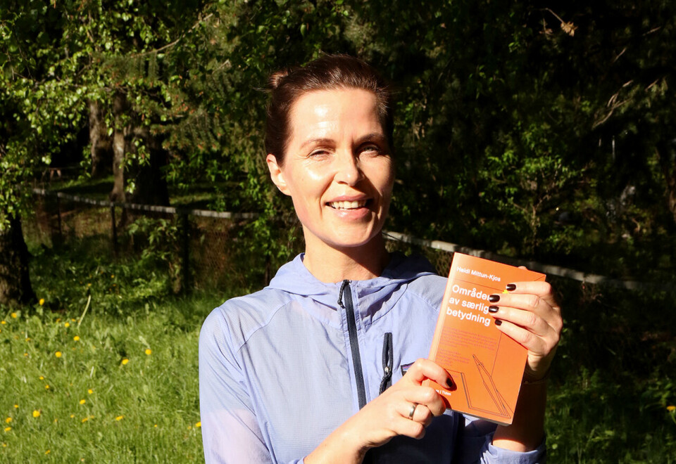 Heidi Mittun-Kjos kan stolt vise fram sin nye roman, «Områder av særlig betydning». (Foto: Runar Gilbeg) Heidi Mittun-Kjos kan stolt vise fram sin nye roman, «Områder av særlig betydning». (Foto: Runar Gilbeg)