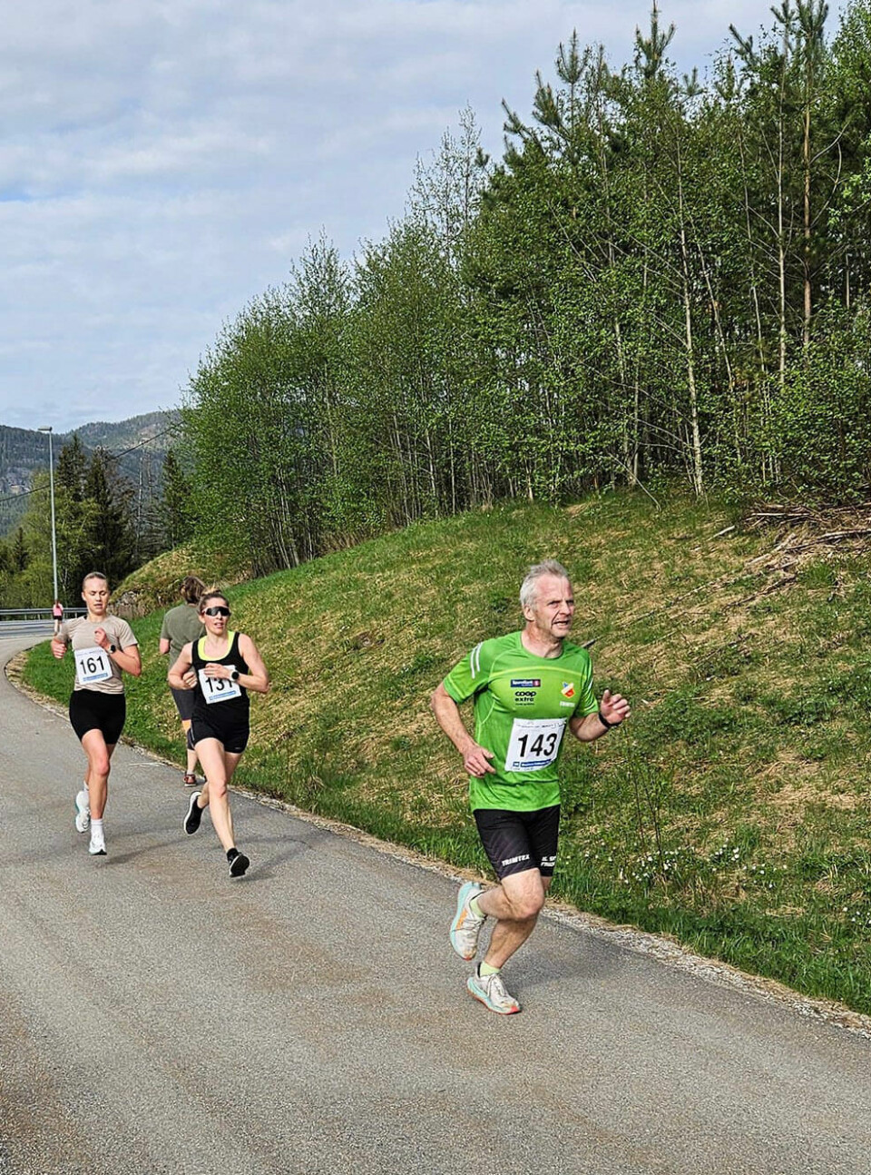 Jevnt i teten i det 2. løpet i Sport 1 Karusellen i Bø Espen-Lunde.jpg