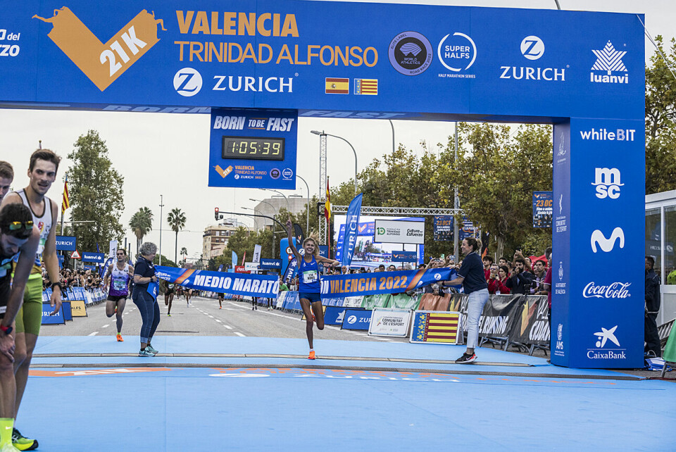 Konstanze Klosterhalfen løper i mål som vinner av Valencia Marathon. (Foto: arrangøren) Konstanze Klosterhalfen løper i mål som vinner av Valencia Marathon. (Foto: arrangøren)