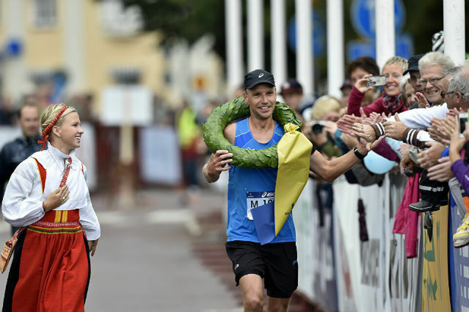 Jonas Buud vant svenskenes Vintermarathon Jonas_Budd_vinner_med_seierskrans_640