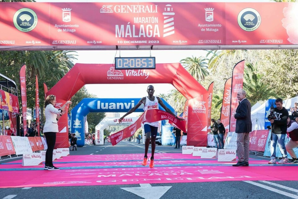 Angelica Karlsen nr. 2 på halv og Marit Haslie nr. 7 på hel i Malaga Marathon Maratonvinner_bryter_maalsnoeret_arrangoer_bilde.jpg