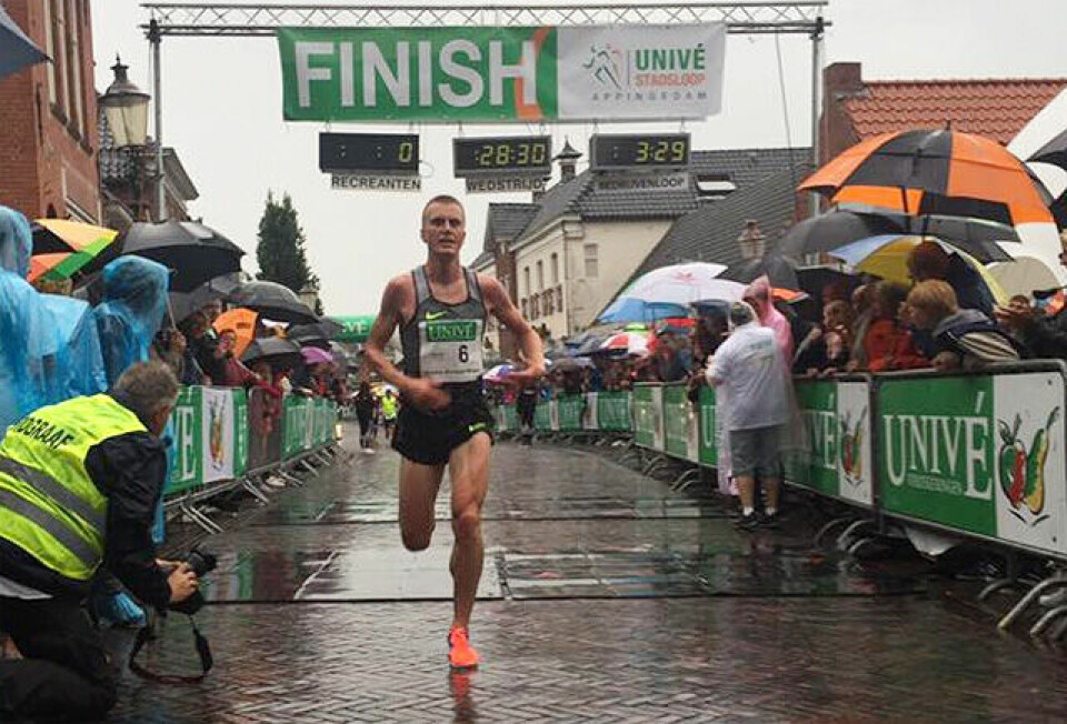 I øsende regnvær løp Sondre Nordstad Moen inn til ny 10 km-pers. (Foto: Jasper Buitink) I øsende regnvær løp Sondre Nordstad Moen inn til ny 10 km-pers. (Foto: Jasper Buitink)