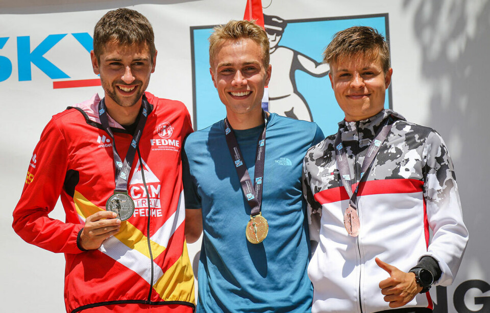Kasper Fosser (midten) stakk av gårde med gullet, mens sølvet gikk til spanske Daniel Osanz (til venstre) og bronsen til sveistiske Jonas Soldini. (Foto: Discover Abruzzo) Kasper Fosser (midten) stakk av gårde med gullet, mens sølvet gikk til spanske Daniel Osanz (til venstre) og bronsen til sveistiske Jonas Soldini. (Foto: Discover Abruzzo)