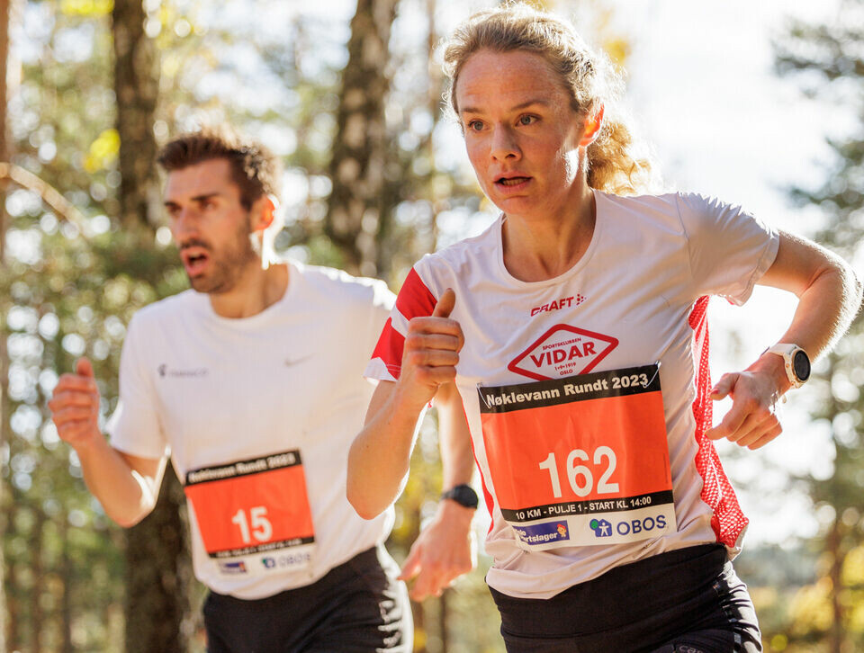 Vinner 2023: Runa Falch, SK Vidar opp de bratteste bakkene mot mål sammen med Eirik Landheim, Ren-Eng. (Foto: Sylvain Cavatz) Rune Falch