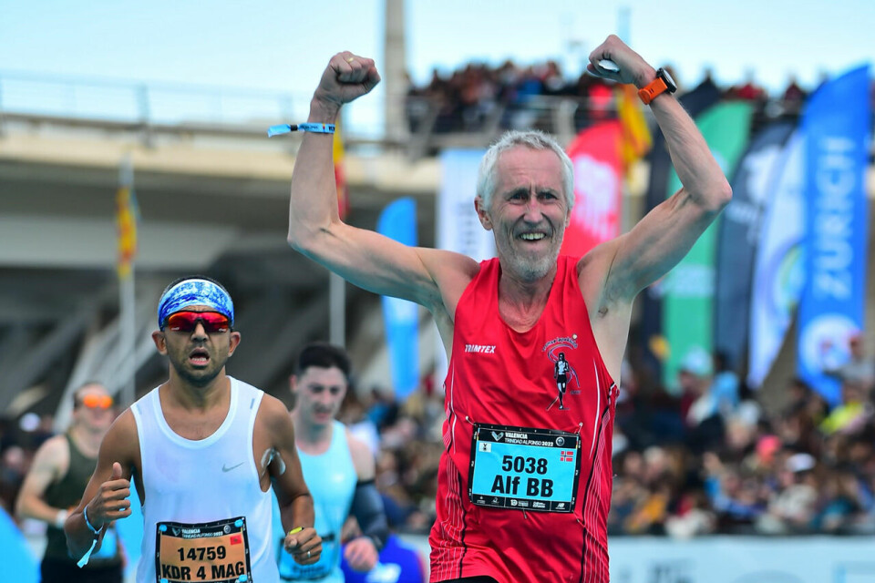 Alf B. Dahl på vei i mål under Valencia marathon 2022. (Foto: Marathon-Photos) Alf B. Dahl på vei i mål under Valencia marathon 2022. (Foto: Marathon-Photos)