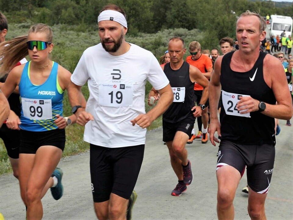 Sekundstrid og nok en løyperekord av Jon Aukust Osmoen i Riasten Rundt Ingeborg Nordaune fra start.jpg