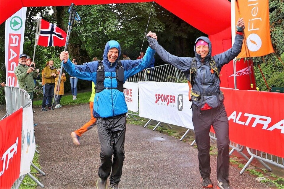 Ondřej Jerhot og Lenka Berrouche i mål som vinnere av årets og det tøffeste Oslo Bergen Trail. (Foto: Arrangøren) Ondřej Jerhot og Lenka Berrouche i mål som vinnere av årets og det tøffeste Oslo Bergen Trail. (Foto: Arrangøren)