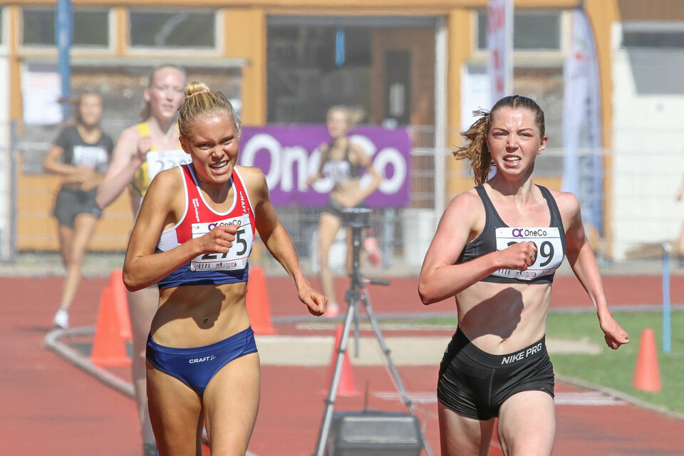 Christine Næss og Mari Roligheten Ruud spurter inn til hver sin NM-tittel på 3000 meter. (Alle foto: Arne Dag Myking) Christine Næss og Mari Roligheten Ruud spurter inn til hver sin NM-tittel på 3000 meter. (Alle foto: Arne Dag Myking)