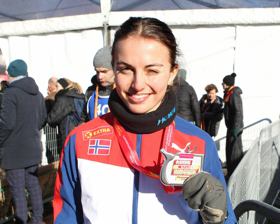 Ingeborg Østgård viser fornøyd fram sin andre sølvmedalje i EM terrengløp. (Foto: Kjell Vigestad) Ingeborg Østgård viser fornøyd fram sin andre sølvmedalje i EM terrengløp. (Foto: Kjell Vigestad)