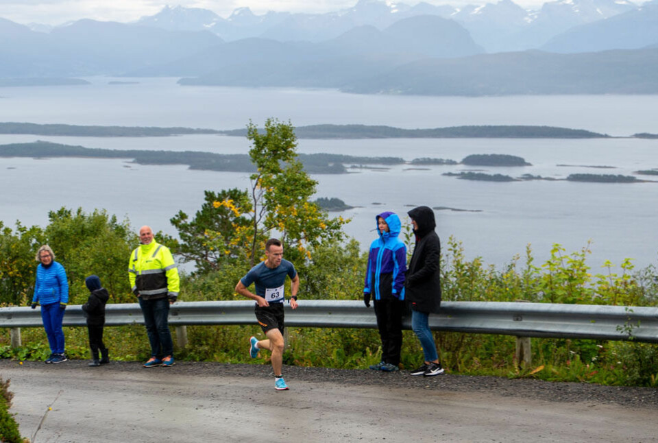 Johan Bugge, Eidsvåg IL, mot mål i Varden Opp til suveren siger på ny løyperekord. Johan sprang i mål på tida 16.25 i den 3,8km lange løypa frå Molde sentrum med 406 høgdemeter opp til mål på Varden. Han forbedra sin eigen rekord frå 2018 med 19 sekundar og var 1 min 36 sek. raskare enn nr 2 Anders Haga. Frå målområdet er det praktfullt utsyn over Molde med fjord- og fjellandskapet omkring. (Foto Stian Drogseth). Johan Bugge, Eidsvåg IL, mot mål i Varden Opp til suveren siger på ny løyperekord. Johan sprang i mål på tida 16.25 i den 3,8km lange løypa frå Molde sentrum med 406 høgdemeter opp til mål på Varden. Han forbedra sin eigen rekord frå 2018 med 19 sekundar og var 1 min 36 sek. raskare enn nr 2 Anders Haga. Frå målområdet er det praktfullt utsyn over Molde med fjord- og fjellandskapet omkring. (Foto Stian Drogseth).