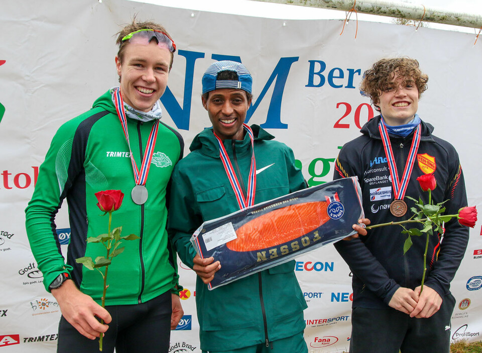 Premiepallen menn junior: Vebjørn Hovdejord, Abdulahi Dahir Rabi og Esten Hansen-Møllerud Hauen. Her var det også spiselige premier. (Foto: Arne Dag Myking) Premiepallen menn junior: Vebjørn Hovdejord, Abdulahi Dahir Rabi og Esten Hansen-Møllerud Hauen. Her var det også spiselige premier. (Foto: Arne Dag Myking)