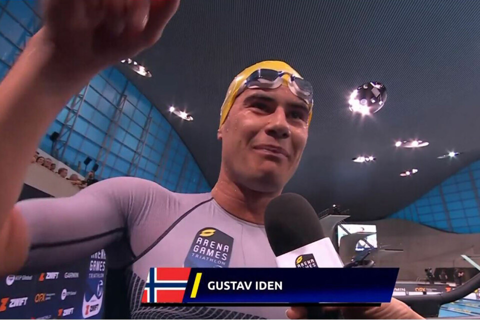 Gustav Iden viste at han behersker både lange og korte distanser i triatlon da han tok en femteplass i Arena Games Triathlon London. (Foto: skjermprint superleaguetriathlon.com) Gustav Iden i badehette