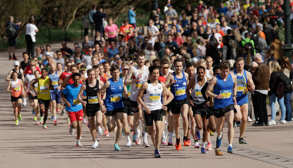 Starten har gått for pulje 1 på Sentrumsløpets 10-kilometer. (Foto: Per Inge Østmoen) Starten har gått for pulje 1 på Sentrumsløpets 10-kilometer. (Foto: Per Inge Østmoen)