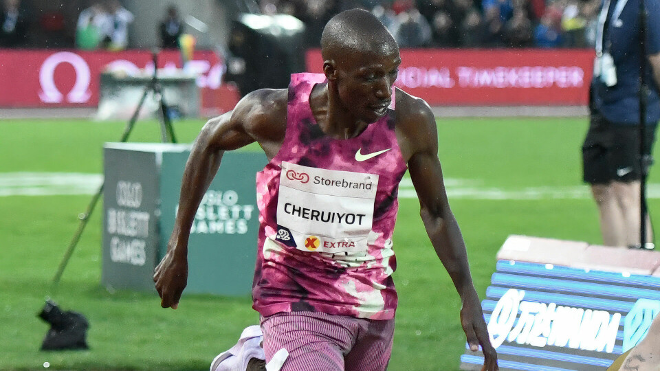 Timothy Cheruiyot er klar for VM nok en gang, etter å ha blitt nummer to i det kenyanske uttaket. Her ser han Jakob Ingebrigtsen stupe forbi seg under Bislett Games 2024. (Foto: Bjørn Johannessen) Timothy Cheruiyot er klar for VM nok en gang, etter å ha blitt nummer to i det kenyanske uttaket. Her ser han Jakob Ingebrigtsen stupe forbi seg under Bislett Games 2024. (Foto: Bjørn Johannessen)