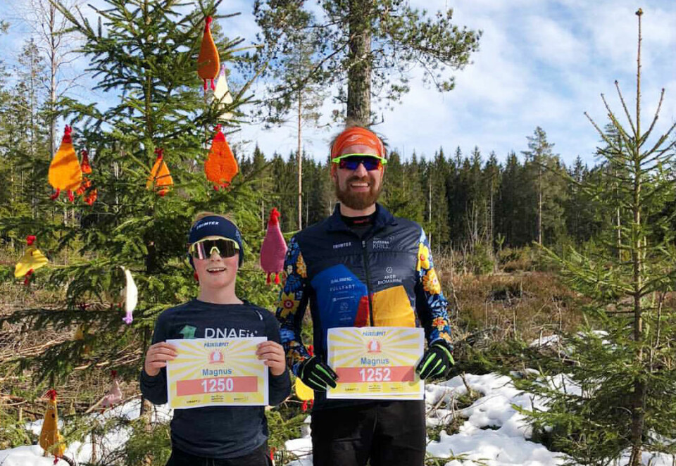 Det var god påskestemning da sønn Magnus Lingsom og far Magnus Bru gjorde unna Haremila. (Foto: Kari Flottorp Lingsom) Det var god påskestemning da sønn Magnus Lingsom og far Magnus Bru gjorde unna Haremila. (Foto: Kari Flottorp Lingsom)
