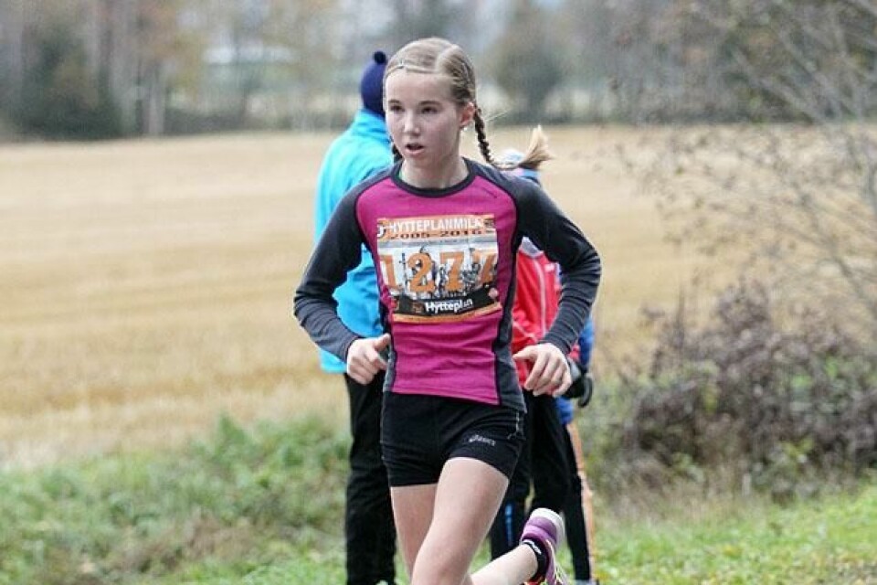 Emma Kirkeberg Mørk etter 8 km i Hytteplanmila 2016 der 13-åringen satte klasserekord på 10 km for jenter 14-15 år (foto: Kjell Vigestad). Emma Kirkeberg Mørk etter 8 km i Hytteplanmila 2016 der 13-åringen satte klasserekord på 10 km for jenter 14-15 år (foto: Kjell Vigestad).
