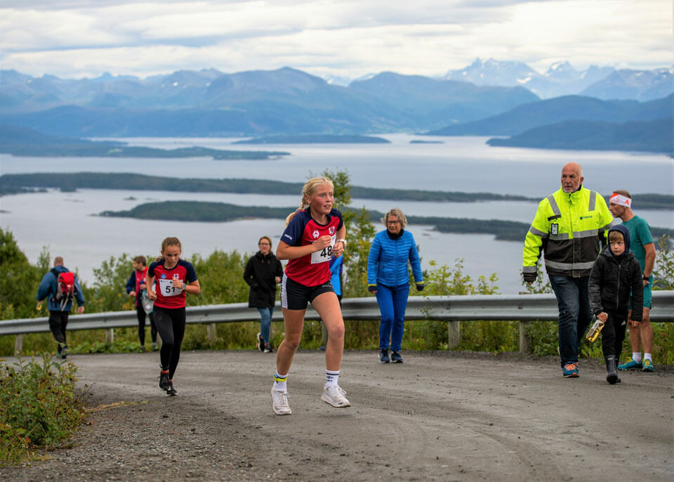 Rekorddag i Varden Opp i Molde 960pk_JulieFemoen48 og CarolineGjerde51.jpg