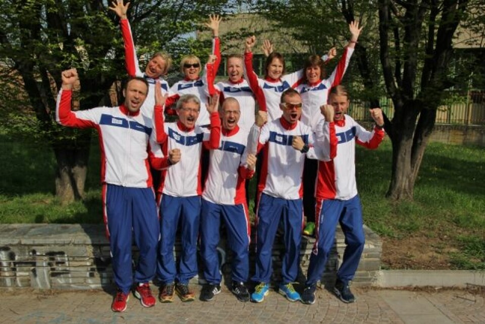 De norske løperne er framme i Torino og gleder seg til start. Bak fra venstre ser vi Cecilie, Ninette, Therese, Hilde og Edna. Foan ser vi Hans Edgard, Lars, Peter, Bjørn Tore og Gjermund (foto: Johan Percy Holmgren). De norske løperne er framme i Torino og gleder seg til start. Bak fra venstre ser vi Cecilie, Ninette, Therese, Hilde og Edna. Foan ser vi Hans Edgard, Lars, Peter, Bjørn Tore og Gjermund (foto: Johan Percy Holmgren).