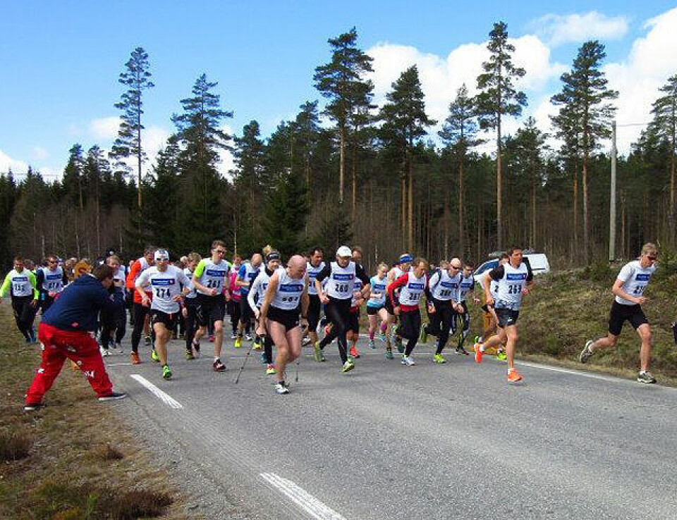Lars Olof Gävert og Espen Rusten (helt til høyre) tok kommandoen fra start i den 34. Finsrudmarsjen. (Arrangørfoto) Lars Olof Gävert og Espen Rusten (helt til høyre) tok kommandoen fra start i den 34. Finsrudmarsjen. (Arrangørfoto)