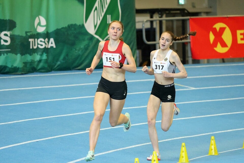 Maria Mjelva Straume i rygg på vinneren i U23, Ingrid Nilssen fra Herøy IL. (Foto: Martin Hauge-Nilsen) Maria Mjelva Straume i rygg på vinneren i U23, Ingrid Nilssen fra Herøy IL.