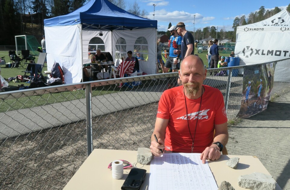 Harald Bjerke ble Last Man Standing etter 35 timer i Østmarka Leif_Abrahamsen_skriver_rundetider.jpg