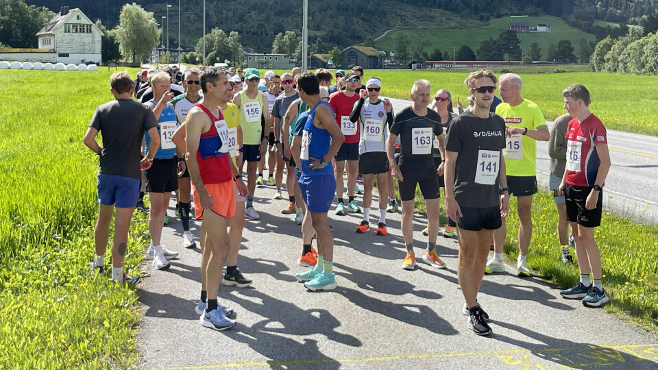 Snart er det klart for ny start i Hornindalsvatnet maraton. (Foto: arrangøren) Snart er det klart for ny start i Hornindalsvatnet maraton. (Foto: arrangøren)
