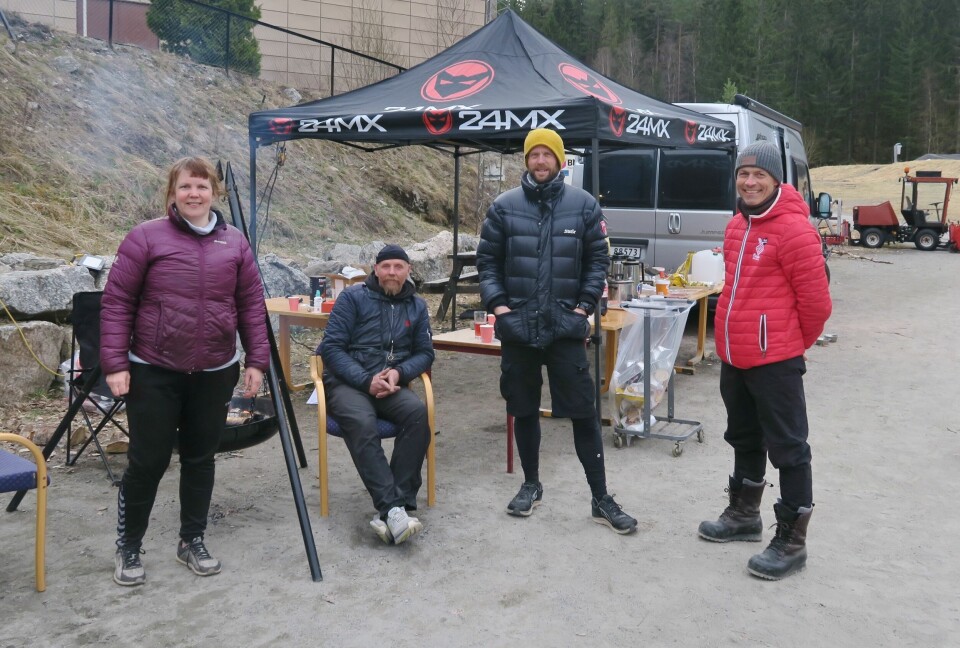 Harald Bjerke ble Last Man Standing etter 35 timer i Østmarka De_frivillige_Leif_Anita_og_fjorårets_topp2_Jon_Asphjell_Luca_Roncoroni.jpg