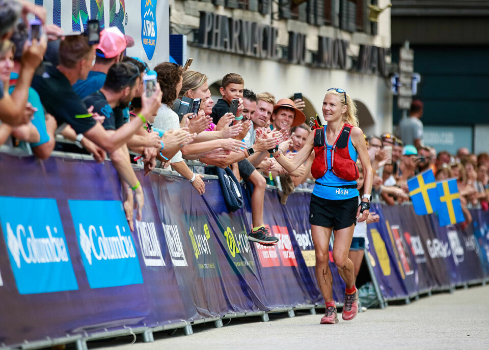 Kristin Berglund kunne motta folkets hyllest etter å ha fullført UTMB på en strålende andreplass. (Foto: UTMB® Christophe Pallot) Kristin Berglund kunne motta folkets hyllest etter å ha fullført UTMB på en strålende andreplass. (Foto: UTMB® Christophe Pallot)