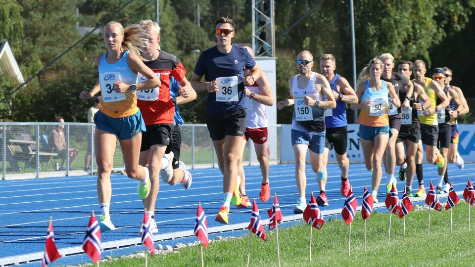 Fra starten for det tredje heatet som siktet seg inn mellom 35 og 40 minutter i fjorårets utgave av HOKA-mila. (Foto: Rolf Bakken) Fra starten for det tredje heatet som siktet seg inn mellom 35 og 40 minutter i fjorårets utgave av HOKA-mila. (Foto: Rolf Bakken)