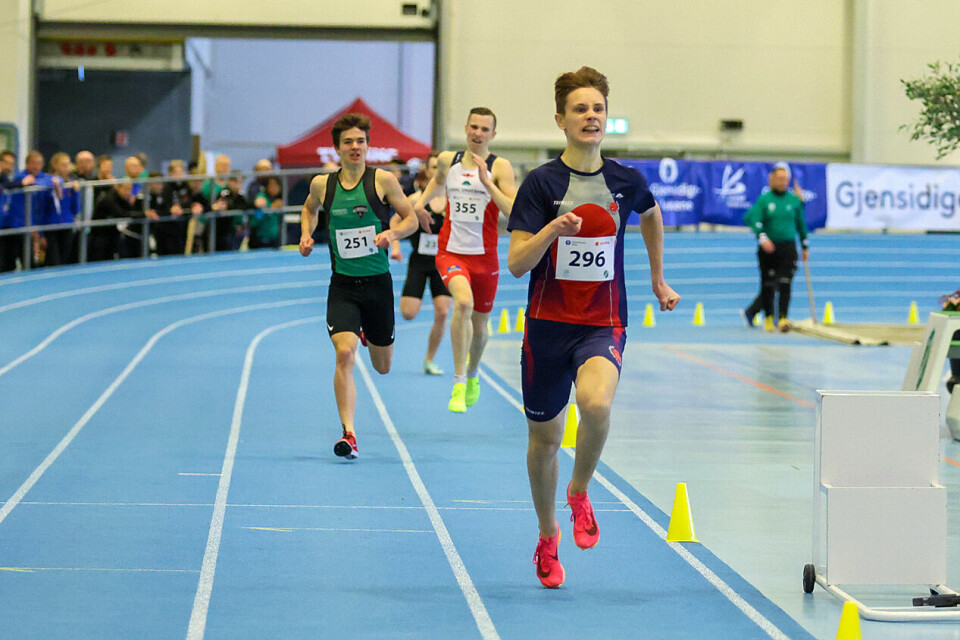 Sondre Søgård Lehmann løper inn til en overraskende og klar seier på 800 m i G16. (Foto: Martin Hauge-Nilsen) nn