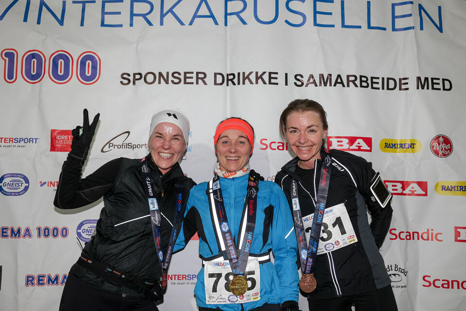 Premiepallen på 10 km kvinner: Hege Bussesund, Hilde Beate Daland og Monica Rekdal. (Alle foto: Arne Dag Myking) Premiepallen på 10 km kvinner: Hege Bussesund, Hilde Beate Daland og Monica Rekdal. (Alle foto: Arne Dag Myking)