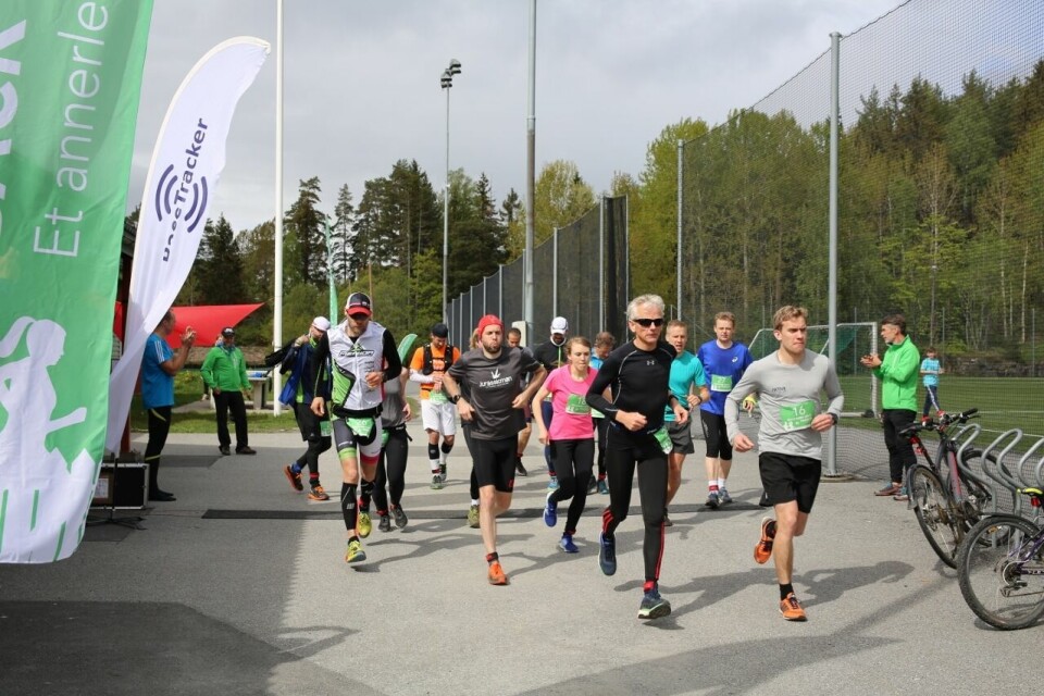 Deltagerne løp nye 7,2 km hver time, her mens det ennå var 15 løpere igjen i feltet. (Arrangørfoto) Deltagerne løp nye 7,2 km hver time, her mens det ennå var 15 løpere igjen i feltet. (Arrangørfoto)