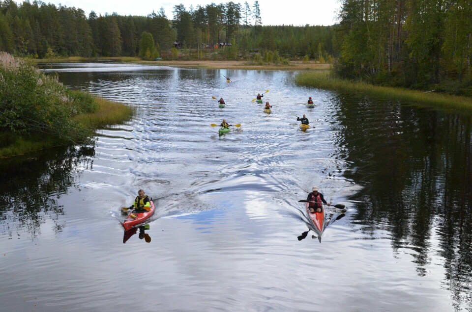 Starten har gått på idylliske Kynna. Foran ligger de to som til slutt ble nummer en og to i herreklassen, Espen Tåsåsen til venstre og Tage Johansen. (Foto: Erik Øsmundset) Starten har gått på idylliske Kynna. Foran ligger de to som til slutt ble nummer en og to i herreklassen, Espen Tåsåsen til venstre og Tage Johansen. (Foto: Erik Øsmundset)
