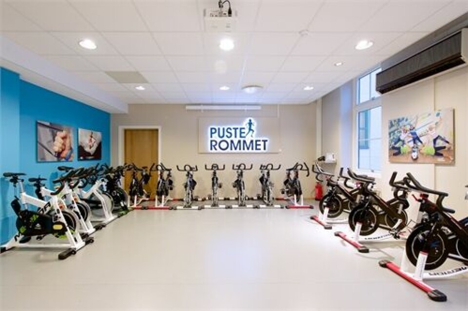 Et Pusterom er et trenings- og aktivitetssenter på sykehuset som tilbyr tilpasset fysisk aktivitet til kreftpasienter under og etter behandling. Et Pusterom er et trenings- og aktivitetssenter på sykehuset som tilbyr tilpasset fysisk aktivitet til kreftpasienter under og etter behandling.