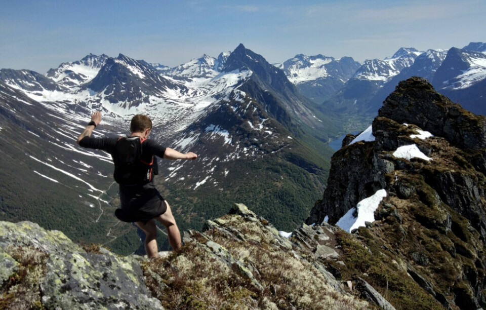 Tommy og Christian på løpetur ved Hjørundfjorden. (Foto: Christian Brurås) Tommy og Christian på løpetur ved Hjørundfjorden. (Foto: Christian Brurås)