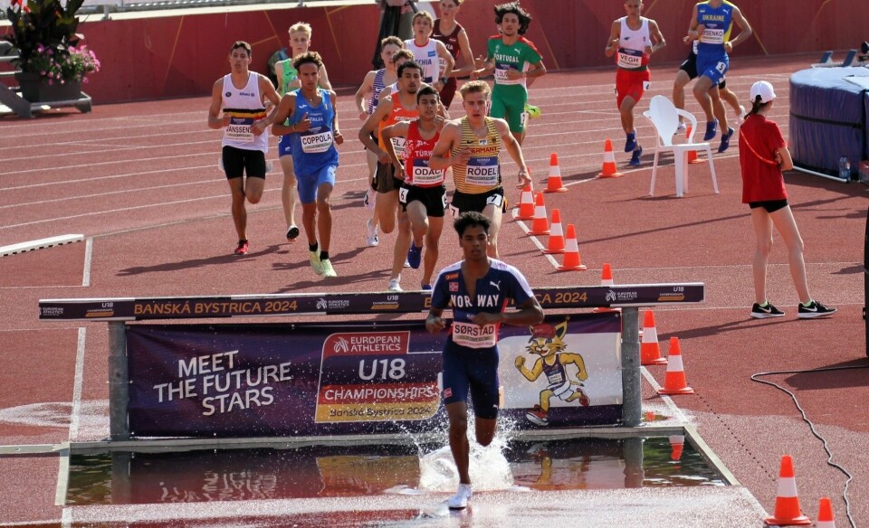Haakon Kamlesh Heltzer Sørstad da han vant forsøket på 2000 m hinder under U18-EM i Skovakia i fjor. (Foto: Privat) Haakon Kamlesh Heltzer Sørstad da han vant forsøket på 2000 m hinder under U18-EM i Skovakia i fjor. (Foto: Privat)