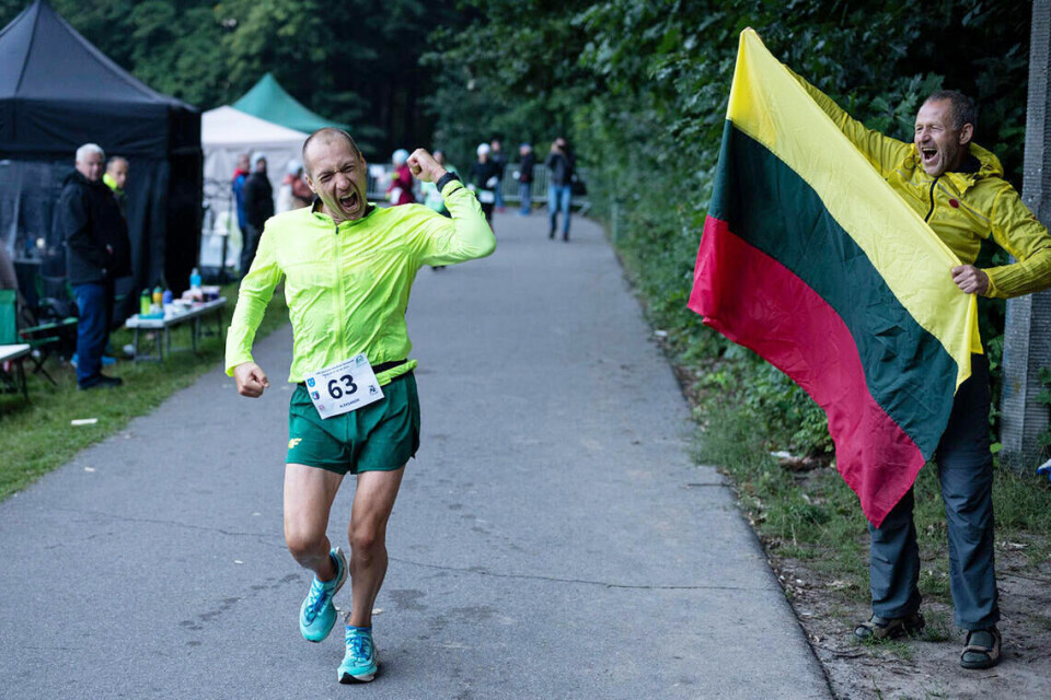 Aleksandr Sorokin kunne juble for å ha løpt lenger i løpet av et døgn enn det noen andre noensinne har gjort. (Foto: Sorokins Facebookside, med tillatelse) Aleksandr Sorokin kunne juble for å ha løpt lenger i løpet av et døgn enn det noen andre noensinne har gjort. (Foto: Sorokins Facebookside, med tillatelse)