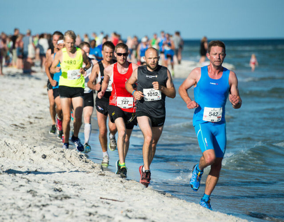 I vannkanten: Dag 2 i Etape Bornholm er det strandliv helt i kanten av Østersjøen. (Foto: arrangøren) I vannkanten: Dag 2 i Etape Bornholm er det strandliv helt i kanten av Østersjøen. (Foto: arrangøren)