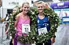 Totalvinnerne på 10 km, Ida Gjermundshaug Pedersen og Petter Johansen, med seierskranser i Brumunddal lørdag. (Foto: Irene Tollefsbøl)