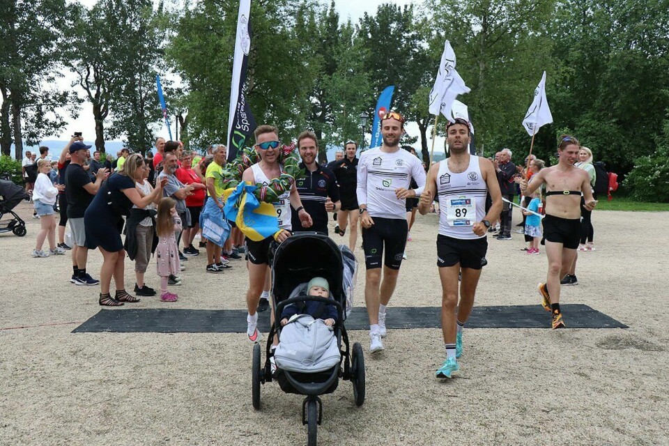 Ankermann Lars Bendic Eide i godt selskap over målstreken for vinnerlaget Svorkmo/NOI. (Foto fra løpets facebookside) Ankermann Lars Bendic Eide i godt selskap over målstreken for vinnerlaget Svorkmo/NOI. (Foto fra løpets facebookside)
