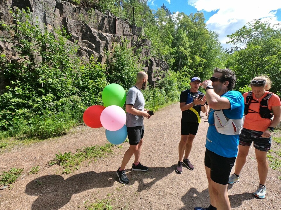 Her ser vi en helgardert ballongløper ved matstasjonen i Gullaugkleiva mellom Spikkestad og Lierstranda. Bakgrunnen for ballongene er ikke at Terje Furuseth var fartsholder, men at han hadde bursdag.(Foto: John Aslak Bøe) Her ser vi en helgardert ballongløper ved matstasjonen i Gullaugkleiva mellom Spikkestad og Lierstranda. Bakgrunnen for ballongene er ikke at Terje Furuseth var fartsholder, men at han hadde bursdag.(Foto: John Aslak Bøe)